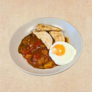 Pechuguitas de Pollo con Pisto y Huevo, plato casero saludable de Los Paques de Juan.