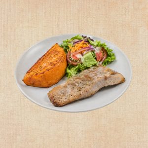 Secreto de Cerdo con Boniato Asado y Ensalada, plato casero saludable de Los Paques de Juan.